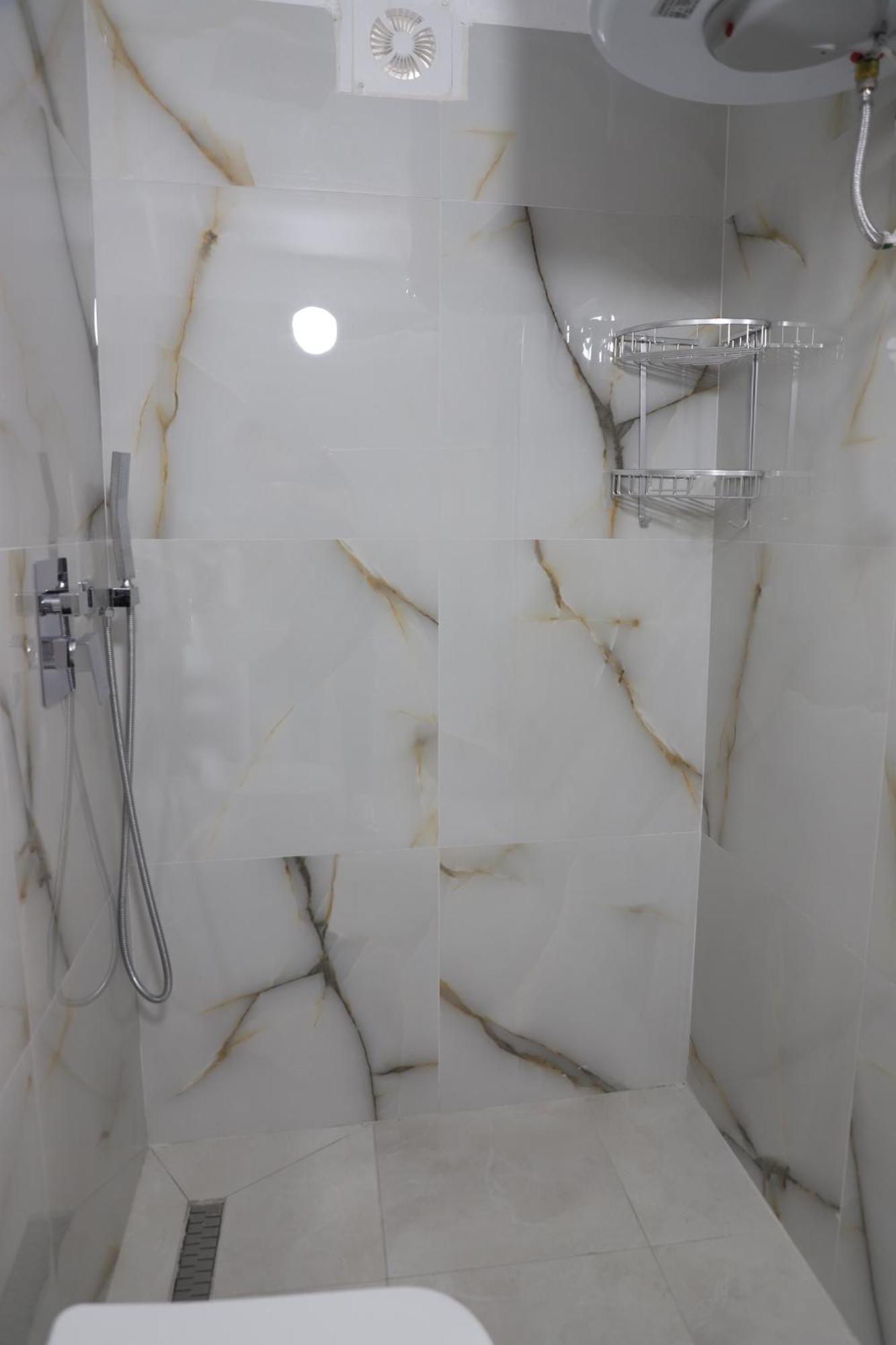 Guesthouse N&B Μπεράτ Εξωτερικό φωτογραφία